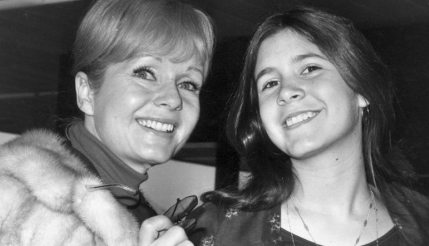 Borítókép: Egy életen át: 20 szívszorító közös fotón Carrie Fisher és Debbie Reynolds