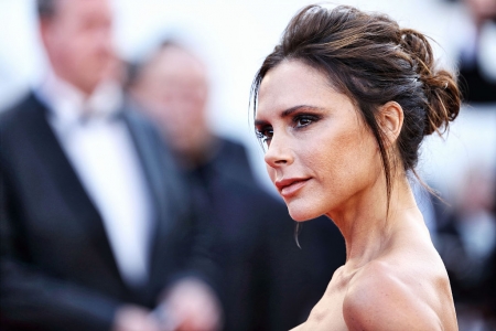 Borítókép: Victoria Beckham húsbavágóan őszinte levelet írt 18 éves kori önmagához