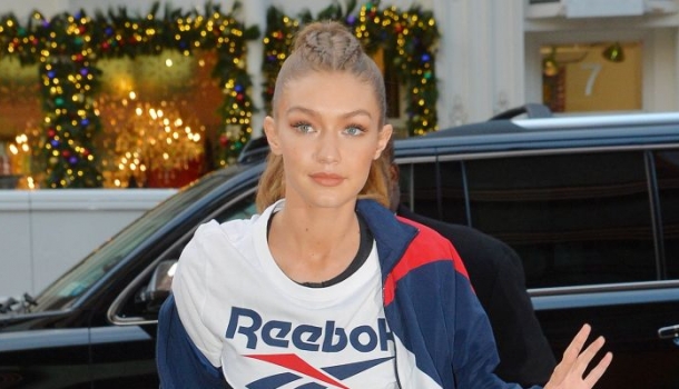 Borítókép: Gigi Hadid farmerszoknyát húzott a farmernadrágjára és még ez is jól áll neki