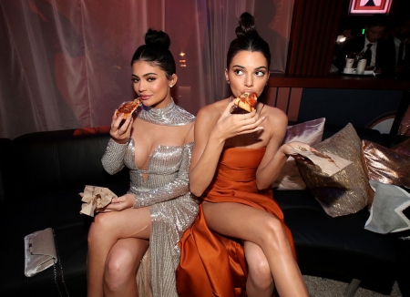 Borítókép: Nézegess a Globe-gála után pizzát zabáló sztárokat 