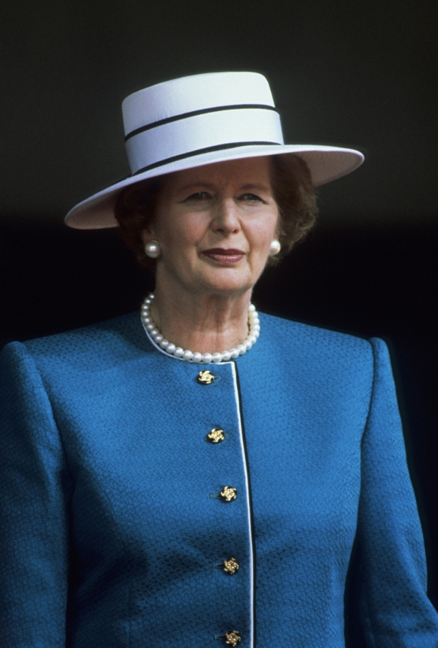 Margaret Thatcher volt brit miniszterelnök profi szinten művelte a power dressinget: általában kék kosztümökben és gondosan berakott hajjal jelent meg a nyilvánosság előtt, és a nyakában a gyöngysor a konzervatív brit politika egyik szimbóluma lett.