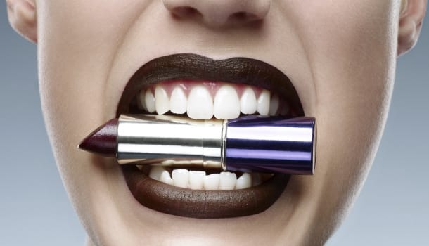 Borítókép: Bizarr dolgok, amiktől állítólag hófehérek lesznek a fogaid