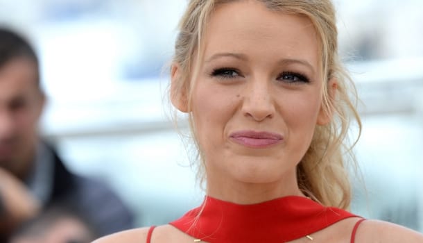 Borítókép: Merész! Blake Lively óriási pocakot villantot egy szépségmárka új kampányában