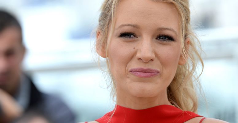 Merész! Blake Lively óriási pocakot villantot egy szépségmárka új kampányában