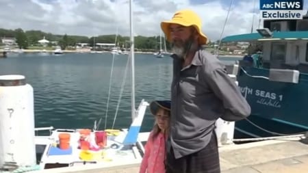 Borítókép: Egy hónap után kikötött az elveszettnek hitt apuka és lánya