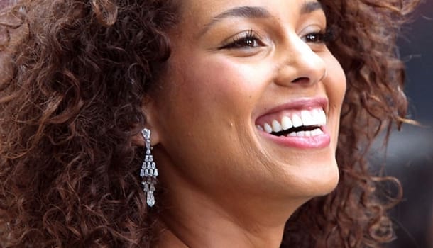 Borítókép: Vasaló, melír? Ugyan már! 15 híresség, aki természetes hajjal felismerhetetlen