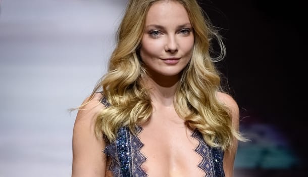 Borítókép: Villantás veszély: Mihalik Enikőt elkapta a meztelen jóga láz, és fotót is posztolt róla