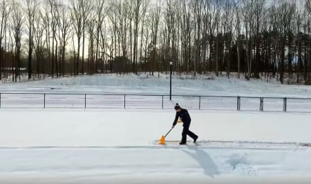 Borítókép: Videó! A középsulis futó inkább lelapátolta a havat a pályáról, futópados edzés helyett