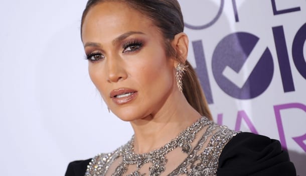 Borítókép: Fekete ruha + egy rakás gyémánt: Jennifer Lopez volt a legszebb a People's Choice Awards-on