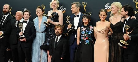 Borítókép: Találjátok ki (bár nem egy ördöglakat), miért tartanak attól a Trónok harca színészei, hogy többet isznak a kelleténél