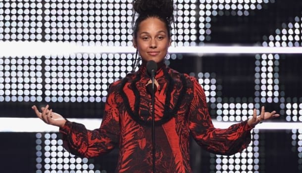 Borítókép: Több hónap után most először viselt sminket Alicia Keys - Neked hogyan tetszik jobban?