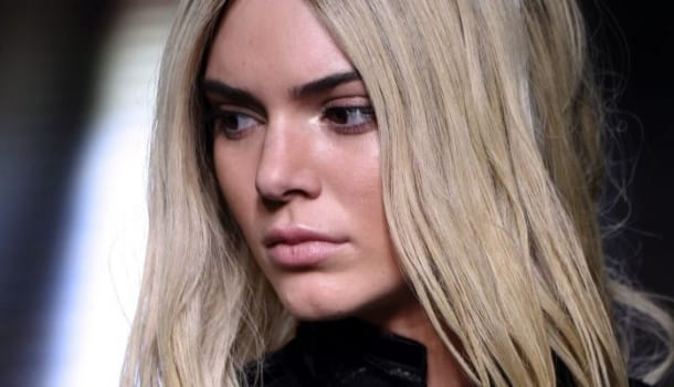 Borítókép: Ajjaj, valami nagyon furcsa történt Kendall Jenner lábával - FOTÓ