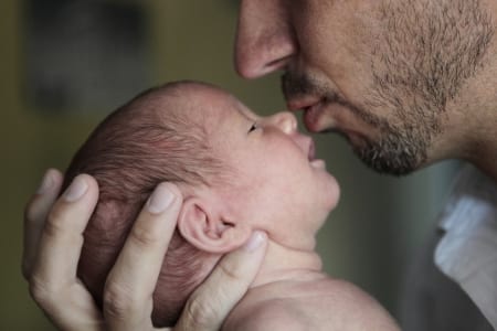 Borítókép: Az apuka úgy döntött, hogy a felesége vezetéknevét kapja a gyerek