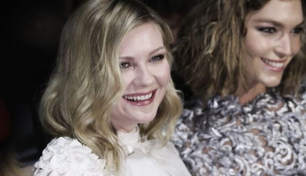 Borítókép: Kirsten Dunst eljegyzési gyűrűjét irigykedve nézte barátnője - Te is elfogadnád?