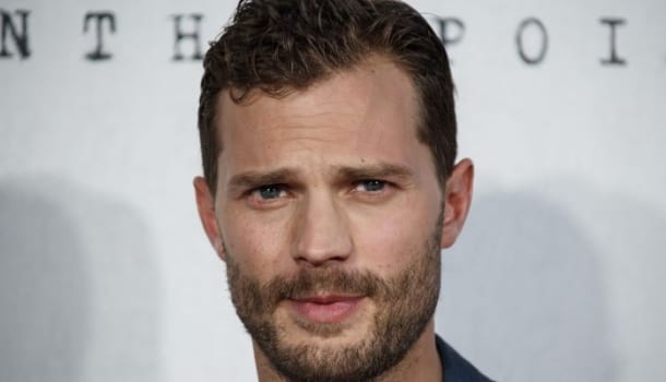 Borítókép: Jaj, ne! Jamie Dornan leborotválta az összes haját - FOTÓ