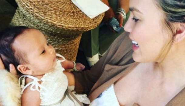 Borítókép: Hogy lehet így megalázni egy anyát? Chrissy Teigentet terhessége miatt támadják, most ő is megszólalt