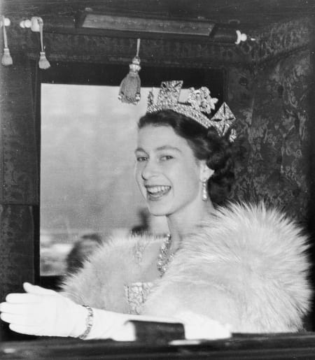 Borítókép: 65 éve a trónon: II. Erzsébet (már megint) rekordot döntött  