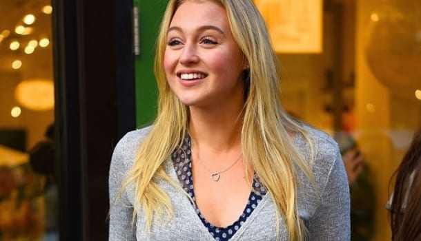 Borítókép: Iskra Lawrence brit modell testpozitív TEDx-előadása: „A közösségi média valóságos tömegpusztító fegyver”