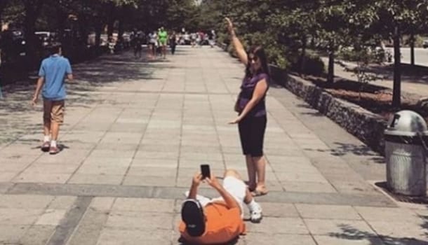 Borítókép: Igazi Insta-férjek, avagy szenzációs fotók vérbeli papucs pasikról, akik lehetetlen pózokban fotózzák a barátnőjüket