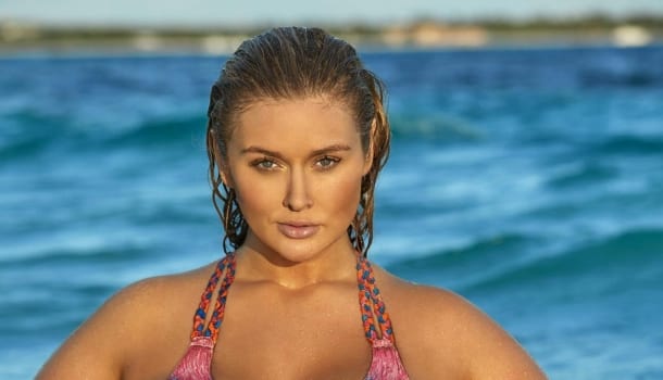 Borítókép: Plus size modell a Sports Illustratedben? Lejárt lemez! Na de meztelenül, festett fürdőruhában?! (Fotók)