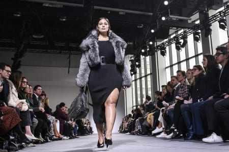 Borítókép: Megtörtént az elképzelhetetlen! Ashley Graham történelmet írta a New York-i divathéten