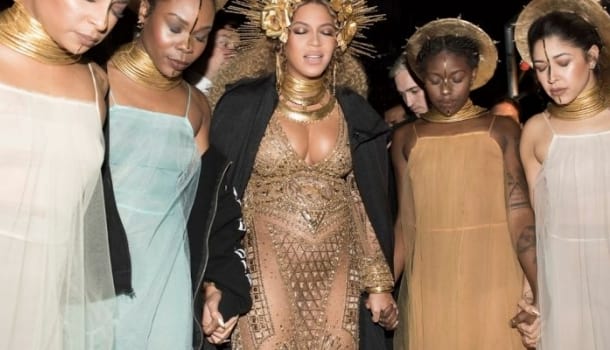 Borítókép: Pazar, bensőséges backstage fotók kerültek fel Beyoncé fellépéséről a Grammyn 