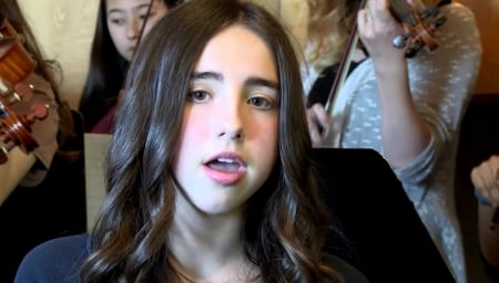 Borítókép: Egy 13 éves lány megzenésítette Hillary Clinton választási vereséget elismerő beszédét; ide kattintva zokoghatod végig a bájosan csöpögős videót