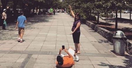 Borítókép: Igazi Insta-férjek, avagy szenzációs fotók vérbeli papucs pasikról, akik lehetetlen pózokban fotózzák a barátnőjüket