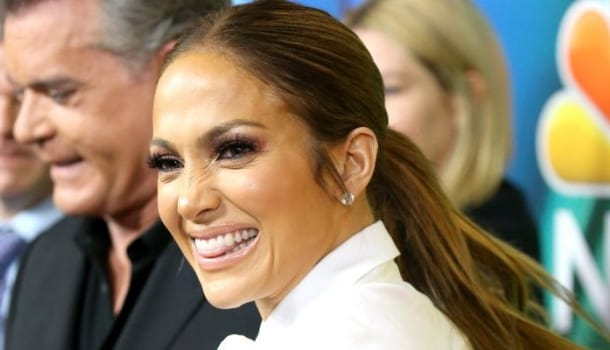 Borítókép: Még fiatalabbra kacsintgat? Döbbenet, ki a legjobb pasi JLo szerint (nem, nem Drake)