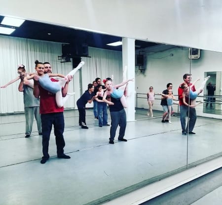 Borítókép: Bevállalnád? Ez történik, amikor az apukák is táncra perdülnek a lányuk balettóráján