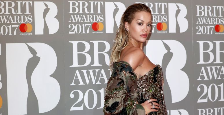 Színkavalkád a vörös szőnyegen: extrémebbnél extrémebb kreációk a londoni BRIT Awards díjátadón