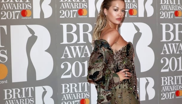 Borítókép: Színkavalkád a vörös szőnyegen: extrémebbnél extrémebb kreációk a londoni BRIT Awards díjátadón