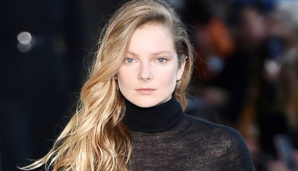 Borítókép: Mihalik Enikő átlátszó felsőben vonult a Max Mara kifutóján