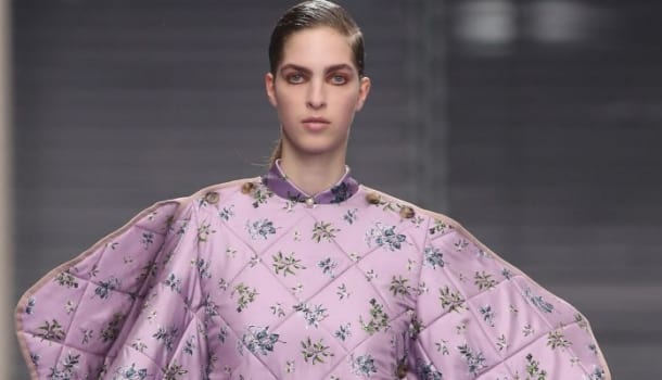 Borítókép:  Paplanponcsó és post-it kabát: két meglepően praktikus ötlet a londoni divathétről