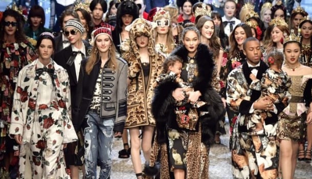 Borítókép: Ez is megtörtént! A legismertebb bloggerinák és sztárcsemeték szorították ki a modelleket a Dolce & Gabbana kifutójáról - FOTÓK