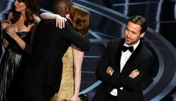 Borítókép: Sosem történt még ilyen kínos az Oscaron! A Kaliforniai álom elnyerte a legjobb filmért járó díjat, majd 1 perc múlva megfosztották tőle - VIDEÓ