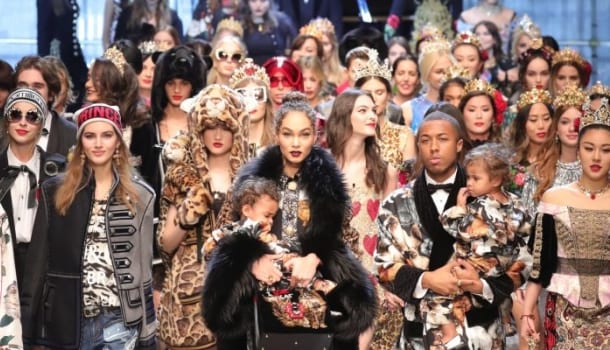 Borítókép: Óriási büszkeség: Magyar színésznő vonult a Dolce & Gabbana kifutóján - FOTÓ