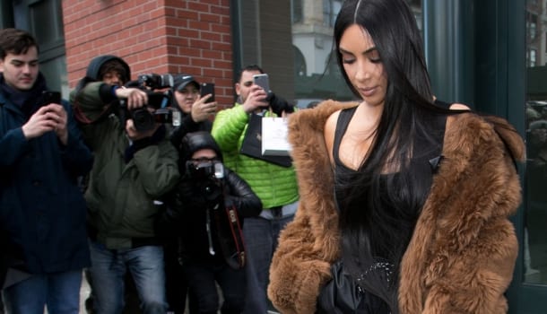 Borítókép: Ciki vagy menő? Kim Kardashian fűzőt viselt a tréningnadrágjához