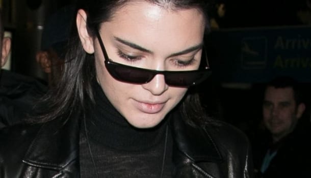 Borítókép: Kendall Neonak öltözött a Mátrixból