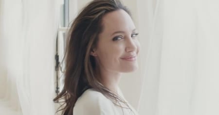 Borítókép: Mit veszítettél, Brad? Angelina Jolie mindenkit megigéz legújabb szépségkampányában