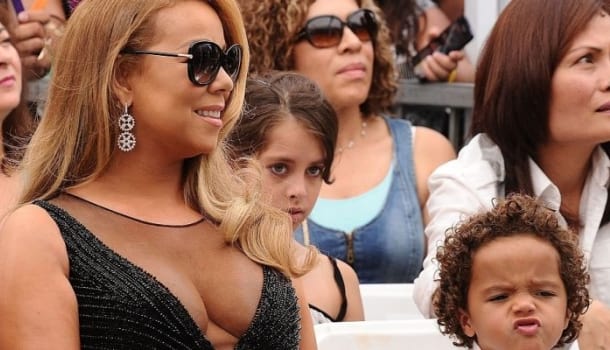 Borítókép: Miért csinálja ezt Mariah Carey a mellével? És még 11 sztárdekoltázs, amely túllépi a jóízlés határait
