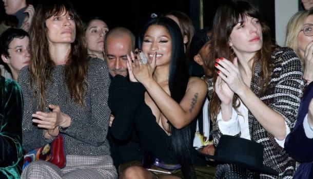 Borítókép: Ez a divathét megszégyenítése? Nicki Minaj a fél mellét kitette egy párizsi divatbemutatón - FOTÓK