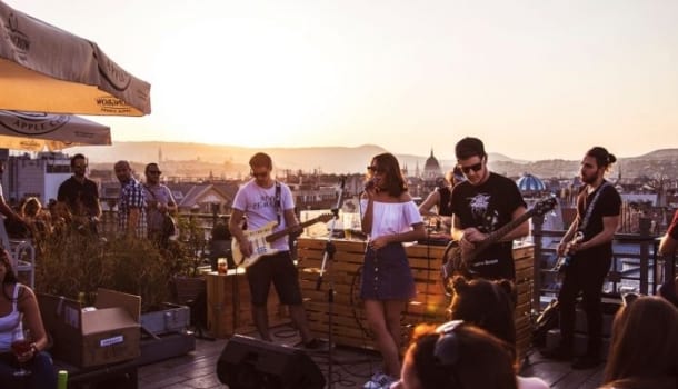 Borítókép: Exkluzív videó! Így zenél a Fonogram-díjas együttes Budapest házai felett