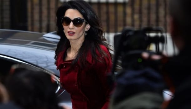 Borítókép: Wow! Kismamának még soha nem állt olyan jól kiskosztüm, mint Amal Clooney-nak