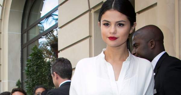 Borítókép: Selena Gomez új szintre emelte a basic fehér inget - Ezt neked is ki kell próbálnod!