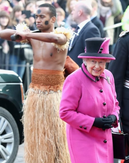Borítókép: Erzsébet királynő a táskájával küld titkos jeleket az embereinek