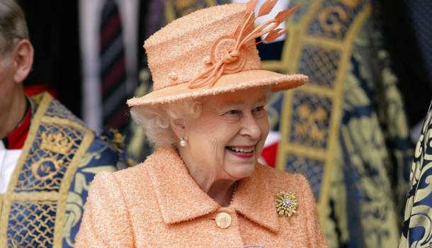 Borítókép: Erzsébet királynő így küldött a táskájával titkos jeleket