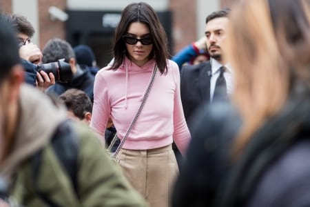 Borítókép: Ciki vagy menő? Kendall Jenner olyan táskát villantott, amit tuti te se láttál már vagy 10 éve