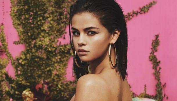 Borítókép: Többé már nem puszta tinisztár! Selena Gomez az egyik legbefolyásosabb divatlap címlapján debütált - FOTÓK