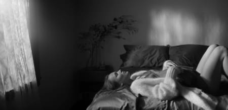 Borítókép: A mindenórás Natalie Portman és magzata a főszereplői James Blake új videoklipjének